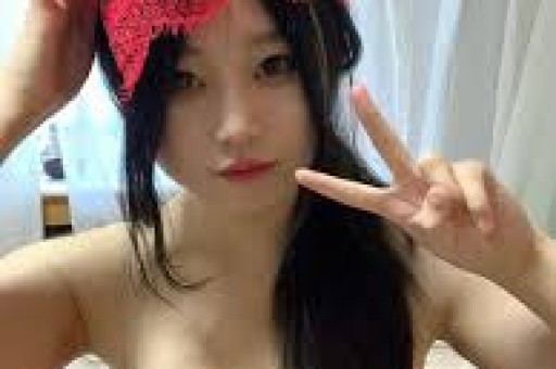 内娱女演员深夜溜进KTV陪酒姿态放低到尘埃